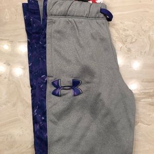 Girls heather gray Under Armour Fleece pants.